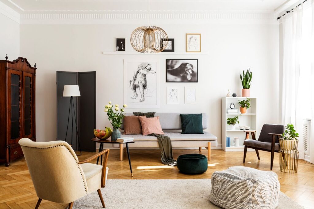 Ein heller Wohnraum verbindet moderne Möbel mit älteren Einrichtungsstücken und unterschiedlichen Wohnstilen.